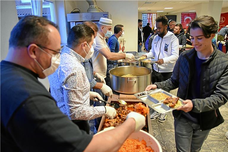 Nach einer Suppe gibt es Hähnchenfleisch mit Reis und Linsen, zum Abschluss ein süßes Stück Baklava. Foto: T. Sellmaier