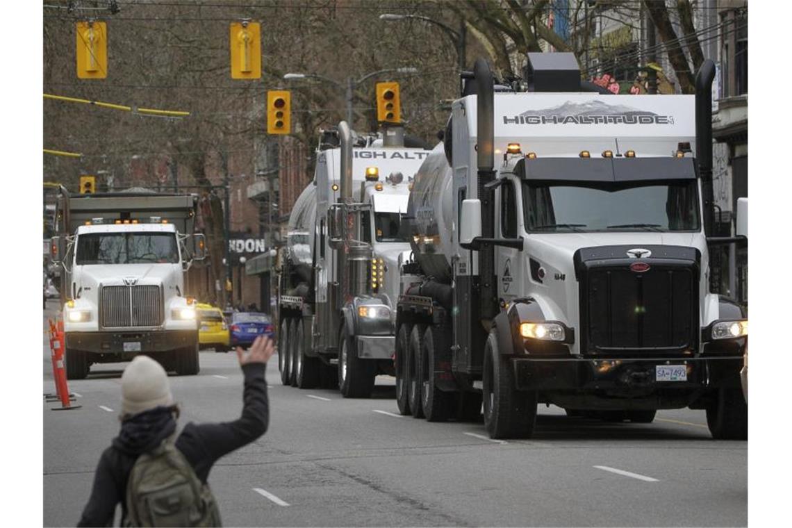Trucker demonstrieren in Kanada gegen Corona-Vorgaben Nach einer tagelangen Fahrt durch Kanada ist ein Konvoi aus Hunderten Lastwagen am Wochenende in der Hauptstadt Ottawa eingetroffen, um gegen Corona-Maßnahmen und Impfvorschriften zu demonstrieren. Foto: Liang Sen/XinHua/dpa