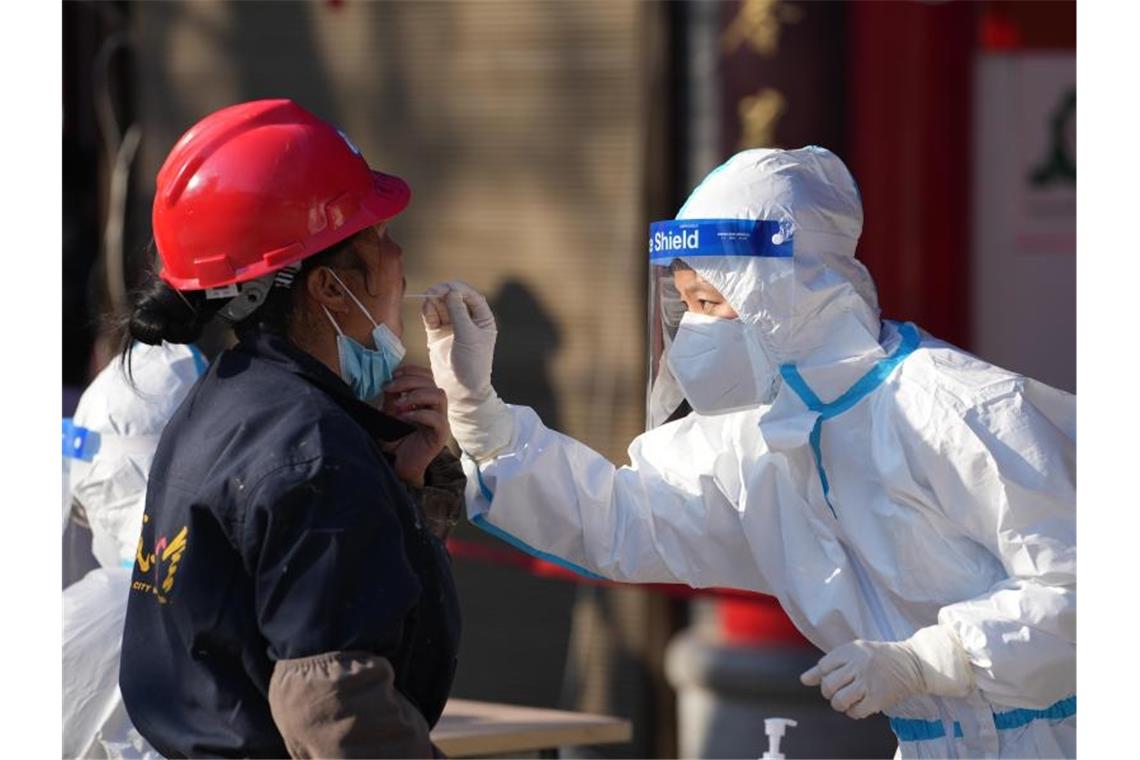 Nach einigen Dutzend Corona-Infektionen im chinesischen Xi'an sind massive Ausgangssperren für die 13 Millionen Bewohner der Metropole verhängt worden. Foto: Li Yibo/Xinhua/AP/dpa