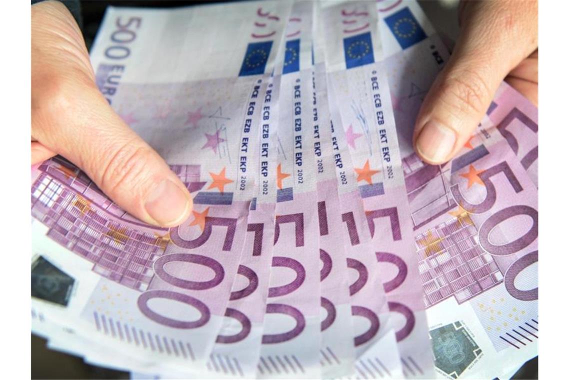 Rechnungshof fordert koordinierten Kampf gegen Geldwäsche Nach Einschätzung des Rechnungshofes werden in der EU jährlich Milliardenbeträge aus kriminellen Geschäften in die reguläre Wirtschaft eingespeist (Symbolbild). Foto: Patrick Seeger/dpa