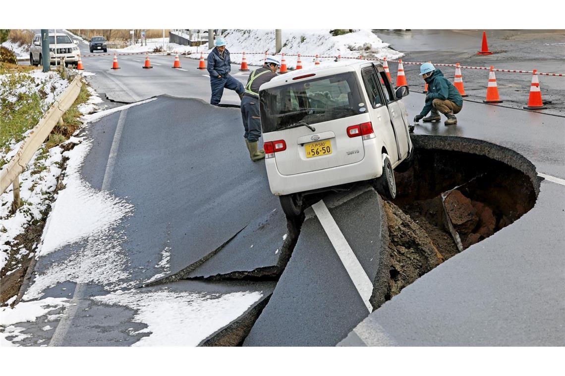 Nach Erdbeben in Japan: Große Schäden an Straße in Tohoku, Präfektur Aomori.