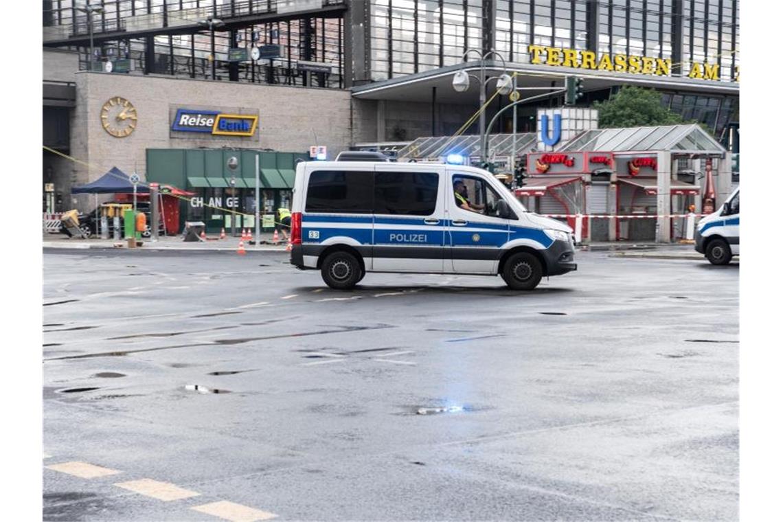 Berlin: Geländewagen-Fahrer nach schwerem Unfall wieder frei Nach ersten Erkenntnissen der Polizei verlor der Fahrer beim Abbiegen die Gewalt über sein Fahrzeug. Foto: Paul Zinken/dpa-zb-zentralbild/dpa