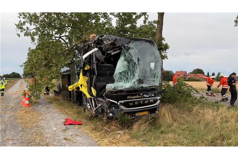 Nach ersten Erkenntnissen hatte der Busfahrer gesundheitliche Probleme.