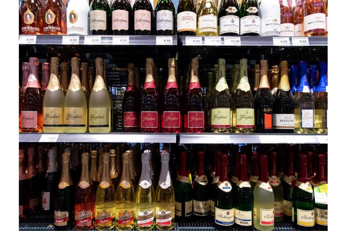 Sektflasche im Pint-Format soll Comeback feiern Nach EU-Normen werden Wein und Sekt in 0,75-Liter-Flaschen verkauft, kleinere Varianten sind die sogenannte halbe Flasche (0,375 Liter) und der Piccolo (0,2 Liter). Foto: Sven Hoppe/dpa