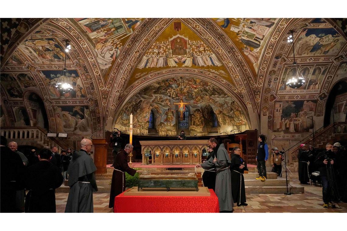 Nach fast acht Jahrhunderten sind die Gebeine des Heiligen öffentlich ausgestellt.