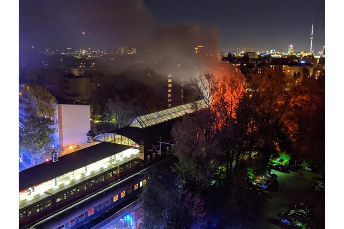 Nach Feuerwehrangaben brannte in dem Sonderzug ein Waggon „in voller Ausdehnung“. Foto: ---/dpa