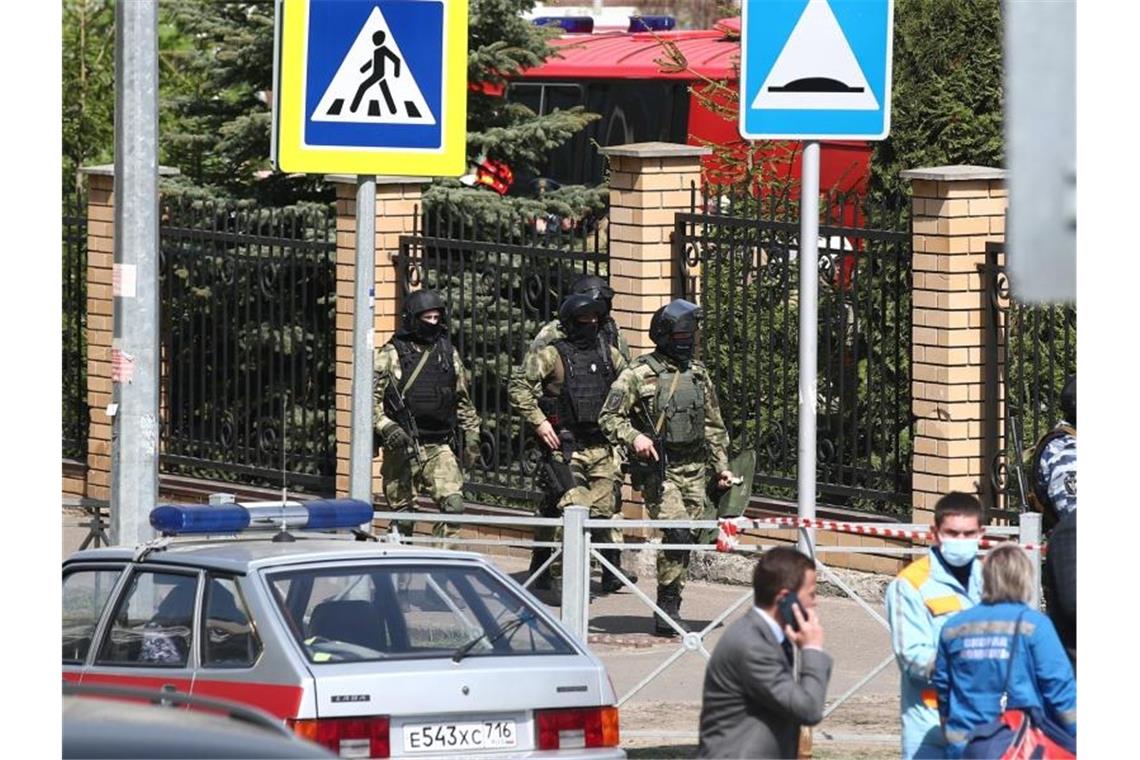 Mehrere Tote bei Angriff auf russische Schule Nach früheren Angriffen auf Schulen haben viele Bildungseinrichtungen in Russland Wachpersonal - offenbar gab es der Schule Nummer 175 in Kasan dagegen nur einen Alarmknopf. Foto: Yegor Aleyev/Tass/dpa