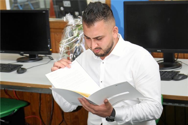 Nach fünfjähriger Ausbildung an der Gewerblichen Schule Backnang ist Antoane Yossef jetzt Meister im Feinwerkmechanikerhandwerk. Foto: M. Wörner