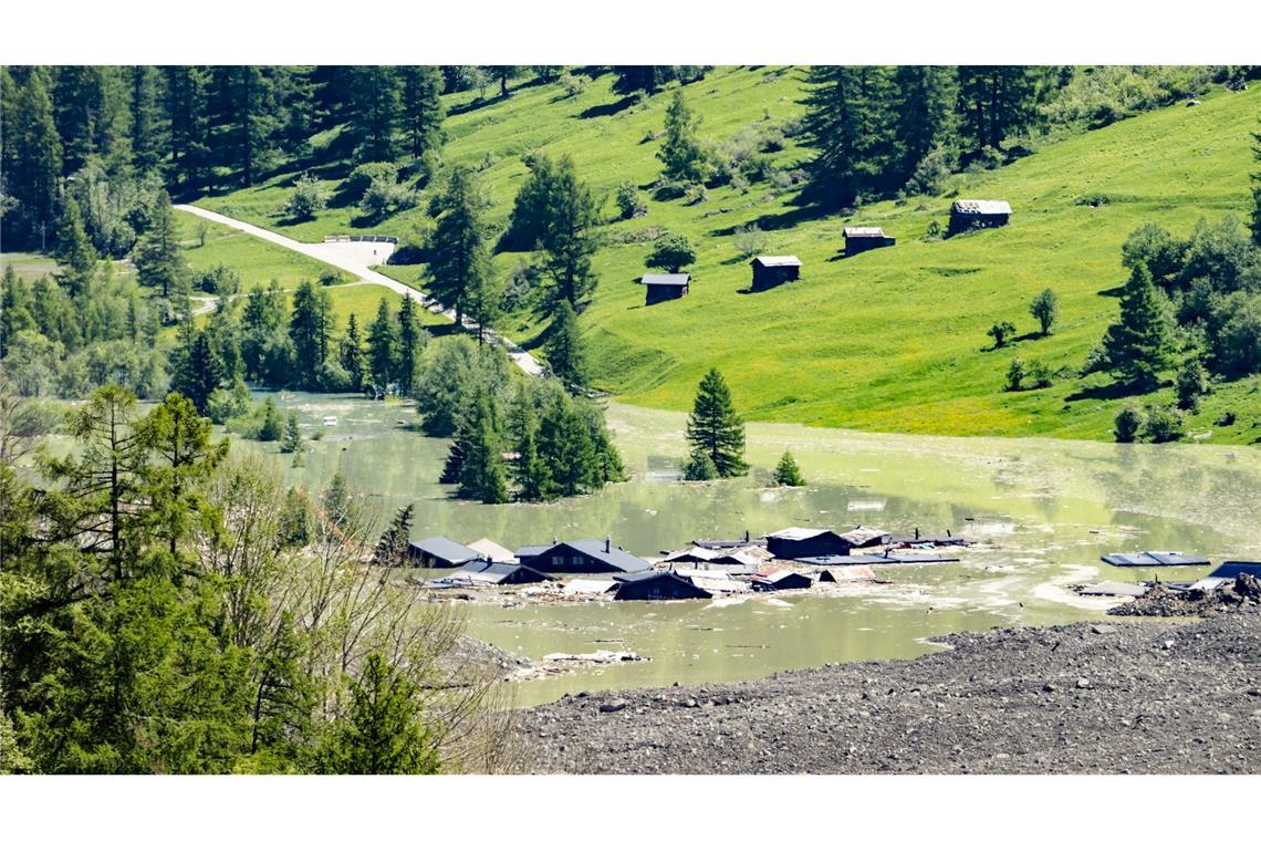 Bilder des Tages Nach Gletscherabbruch im Wallis: Nachdem sich ein See bei den letzten Häusern des Dorfes Blatten gebildet hat, fließt Wasser aus dem Fluss Lonza über Schlamm und Steine.
