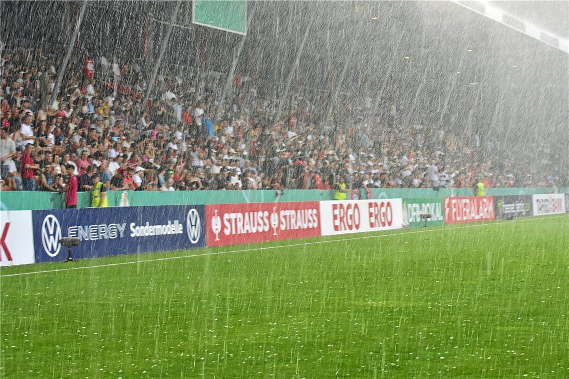 Nach gut einer Viertelstunde hat ein Gewitter mit Hagel für eine 40-minütige Spielunterbrechung gesorgt. Fotos: Tobias Sellmaier