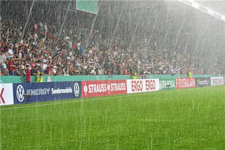 Nach gut einer Viertelstunde hat ein Gewitter mit Hagel für eine 40-minütige Spielunterbrechung gesorgt. Fotos: Tobias Sellmaier