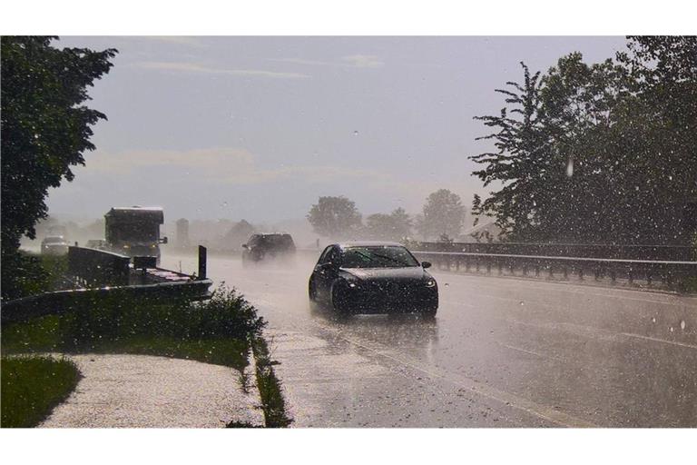 Nach heftigen Regenfällen haben Wassermassen in der Gemeinde Kastl in der Oberpfalz Autos über die Straßen treiben lassen.