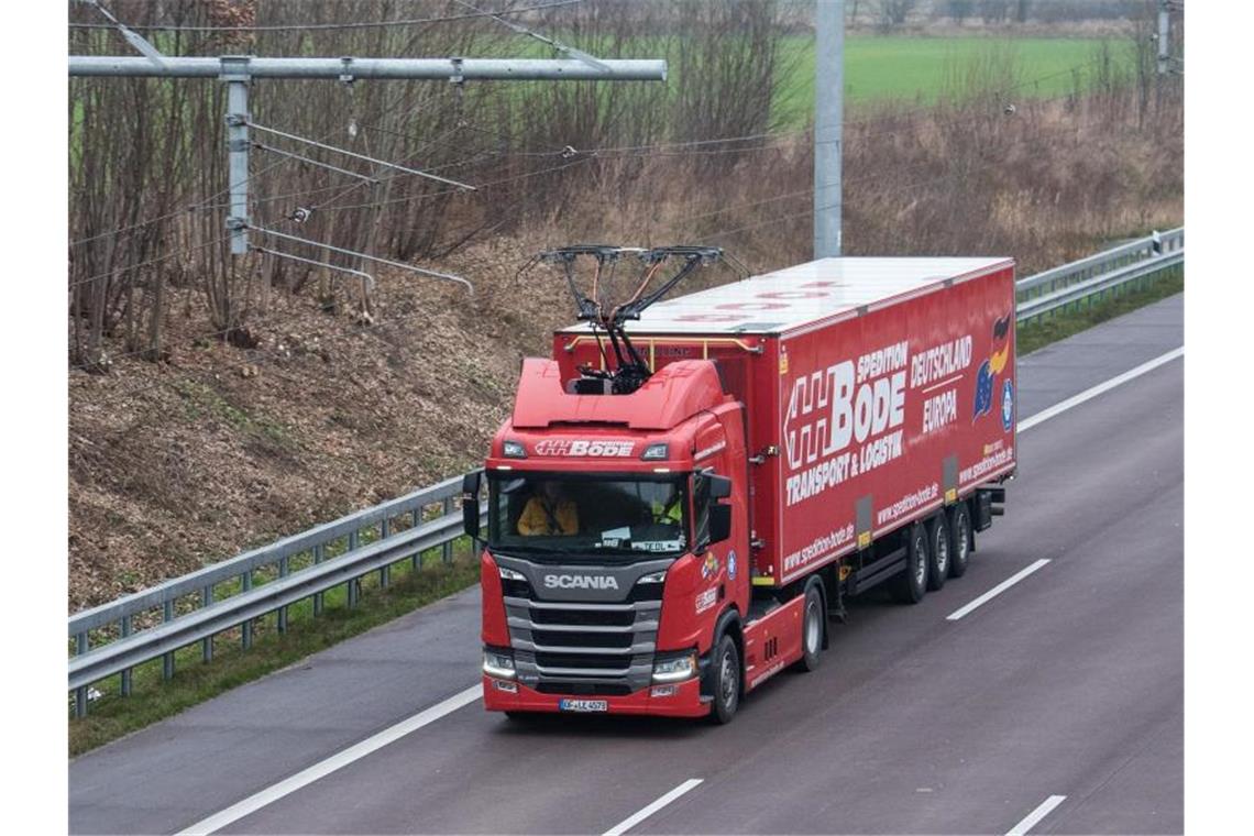 Praxistest für E-Highway jetzt auch im Norden Nach Hessen hat jetzt auch Schleswig-Holstein mit dem Praxistest für den Elektro-Highway begonnen. Foto: Daniel Bockwoldt/dpa