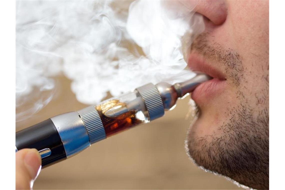 Behörde warnt vor Verschlucken von E-Zigaretten-Liquids Nach Hunderten Notrufen wegen Vergiftung durch sogenannte Liquids von E-Zigaretten mahnen Experten eine kindersichere Aufbewahrung an. Foto: Friso Gentsch/dpa