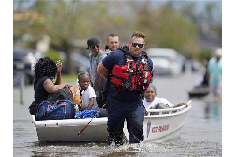 Nach Hurrikan „Ida“ werden Menschen aus überfluteten Regionen in Sicherheit gebracht. Foto: Gerald Herbert/AP/dpa