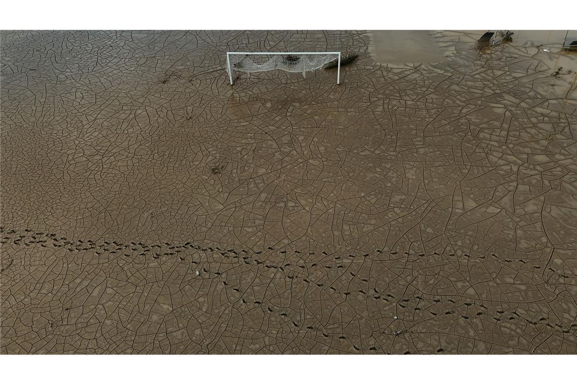 Bilder des Tages Nach Hurrikan „Melissa“: Fußballfeld in Montego Bay auf Jamaika im Schlamm versunken