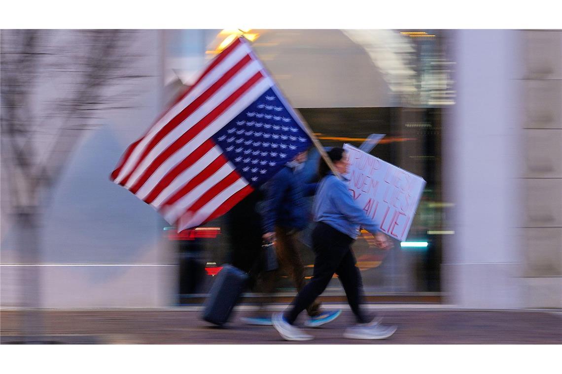 Nach ICE-Schüssen: Demonstrantub marschiert mit verkehrter US-Flagge durch Mall in Minneapolis