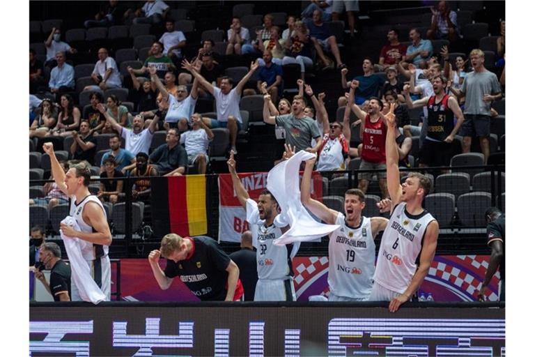 Nach ihrem Olympia-Coup von Split starteten die deutschen Basketballer noch in den Katakomben der Spaladium Arena ihre große Tokio-Sause. Foto: Tilo Wiedensohler/dpa