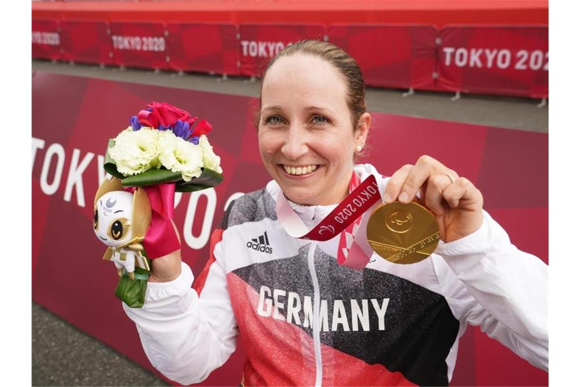 Zeyen: Hochzeit verschoben, Para-Geschichte geschrieben Nach ihrem Sieg strahlt Annika Zeyen mit ihrer Goldmedaille. Foto: Marcus Brandt/dpa