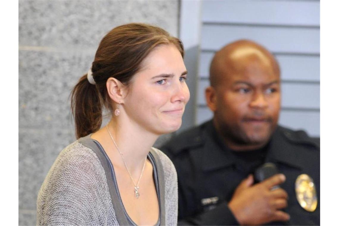 Nach ihrer Freilassung: Amanda Knox am 4.10.2011 auf dem Flughafen in Seattle (USA). Foto: Dan Levine/EPA