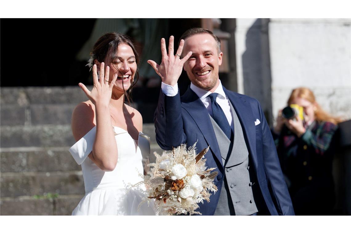 Nach ihrer Hochzeit zeigen Joe und Andrea Laschet stolz ihre Trauringe