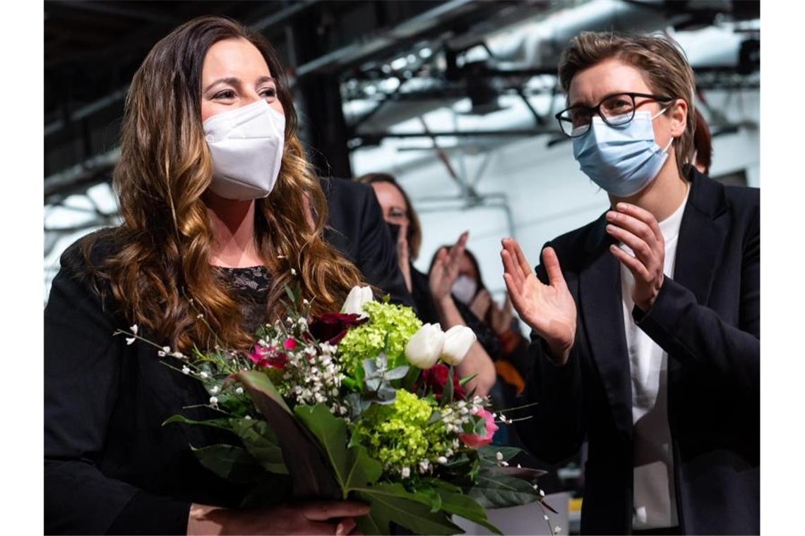 Neue Linke-Chefinnen vor schwerer Aufgabe Nach ihrer Wahl erhält Janine Wissler (l) Applaus von ihrer Co-Kandidatin Susanne Hennig-Wellsow. Foto: Bernd von Jutrczenka/dpa