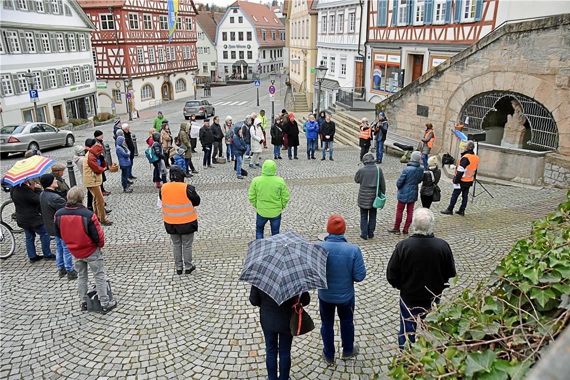 Rund 50 Menschen versammeln sich zur Mahnwache auf dem Backnanger Marktplatz Nach Impulsen und einem Moment des Schweigens wird noch ein gemeinsames Lied angestimmt. Foto: Tobias Sellmaier