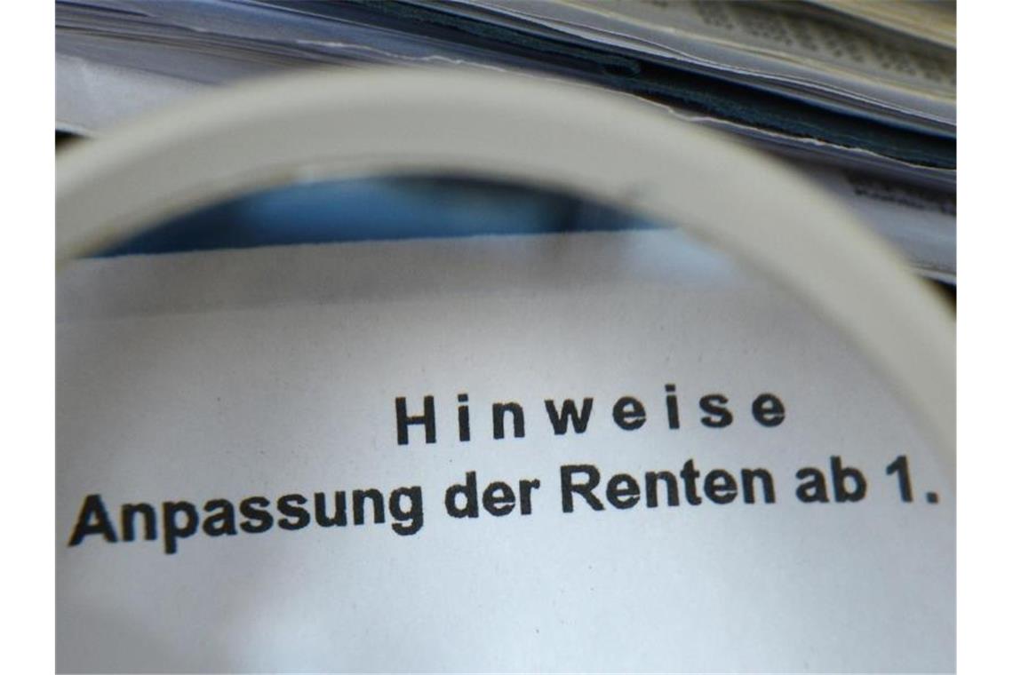 Rentenerhöhung fällt für Millionen Rentner aus Nach jahrelangen Rentensteigerungen fällt die sonst im Sommer übliche Erhöhung der Altersbezüge in diesem Jahr wegen der Corona-Krise im Westen Deutschlands aus. Foto: Jens Kalaene/dpa-Zentralbild/dpa