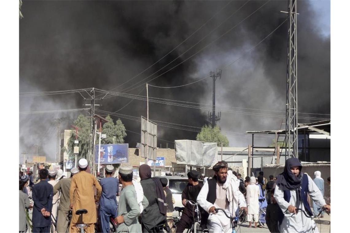Nach Kämpfen zwischen den Taliban und afghanischen Sicherheitskräften in der Stadt Kandahar südwestlich von Kabul steigt Rauch auf. Foto: Sidiqullah Khan/AP/dpa