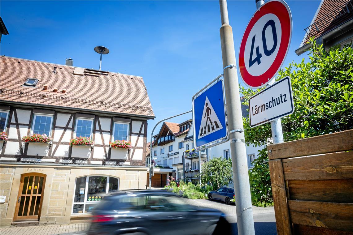 Nach langen Diskussionen hängen die Tempo-40-Schilder jetzt. Foto: Alexander Becher
