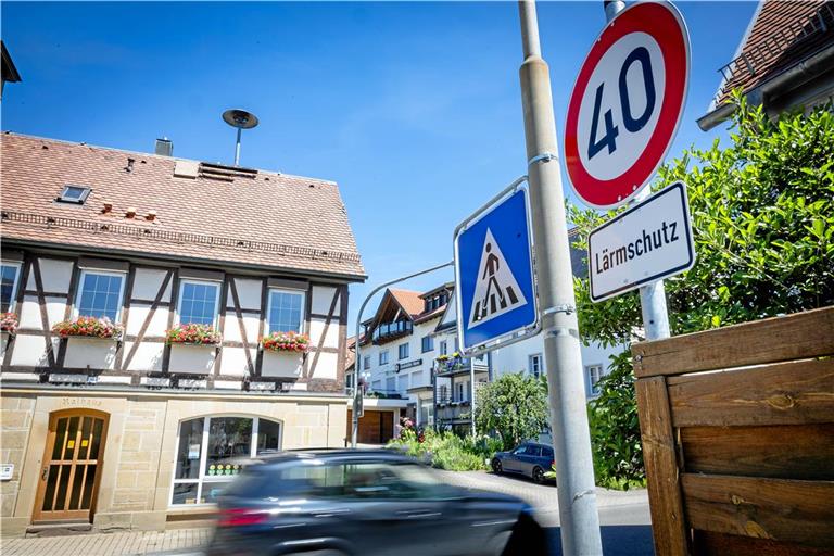 Nach langen Diskussionen hängen die Tempo-40-Schilder jetzt. Foto: Alexander Becher