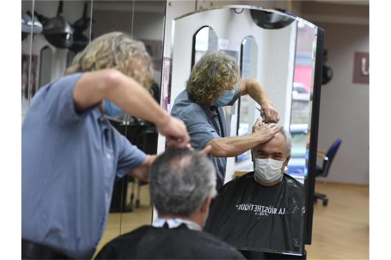 Nach langer Schließung ist die Auslastung in den Friseur-Salons hoch. Foto: Roberto Pfeil/dpa