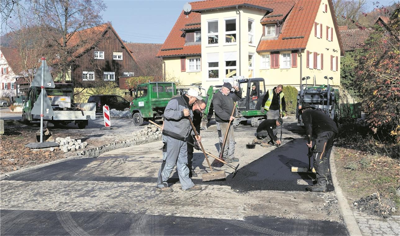 Kraterlandschaft in Schleißweiler Nach langer Wartezeit ist jetzt die Hauptstrecke asphaltiert worden. Die Feinarbeiten folgen in dieser Woche. Foto: J. Fiedler