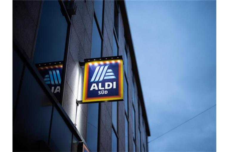 Nach Lidl, Rewe und Kaufland will nun auch der Discounter Aldi Löhne und Gehälter der Mitarbeiterinnen und Mitarbeiter noch vor einem Tarifabschluss einseitig erhöhen. Foto: Marcel Kusch/dpa