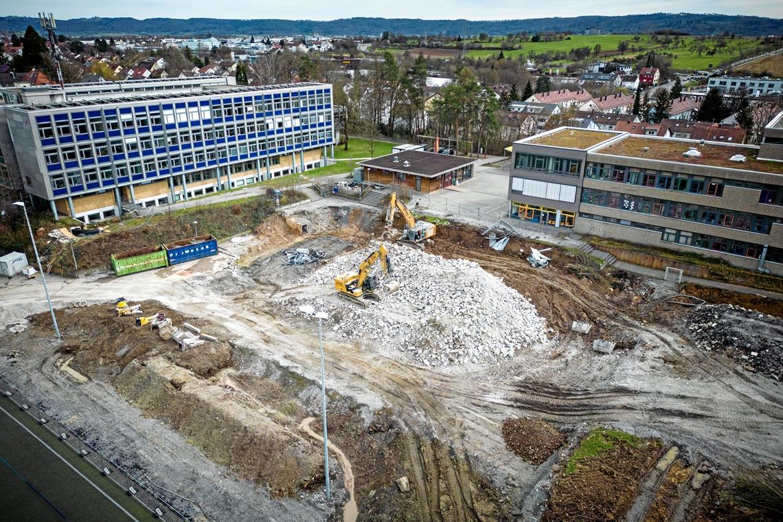 Von der Karl-Euerle-Halle bleibt nur ein Berg aus Beton Nach mehr als 50 Jahren ist die Karl-Euerle-Halle weg. Ihr Beton wird jetzt vor Ort zerkleinert und dann als Tragschicht für die neue Halle verwendet. Foto: Alexander Becher