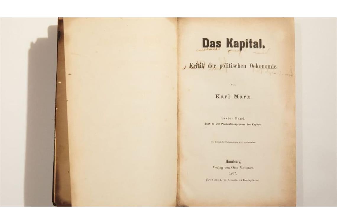 Nach mehr als zehnjähriger Arbeit, ist es im Jahr 1867 so weit. „Das Kapital“ ist fertig. Genauer gesagt: der erste Band. Karl Marx bringt das Manuskript selbst nach Hamburg zu seinem Verlag Meissner. Am 14. September 1867 erscheint es dort – und nichts passiert.