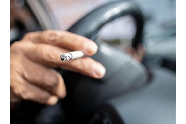 Nach Messungen des Deutschen Krebsforschungszentrums ist die Schadstoffkonzentration in verrauchten Autos fünf Mal so hoch wie in einer durchschnittlich verrauchten Bar. Foto: Peter Steffen