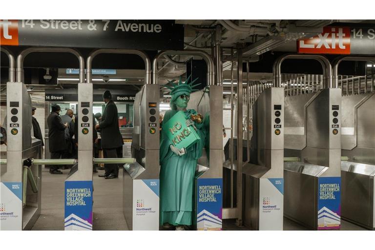 Nach ‘No Kings’-Protest: Freiheitsstatue fährt U-Bahn
