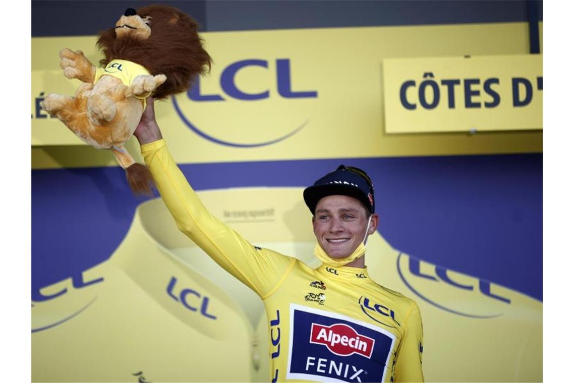 Nach nur zwei Tour-Etappen in Gelb: Mathieu van der Poel. Foto: Stephane Mahe/Reuters Pool/AP/dpa