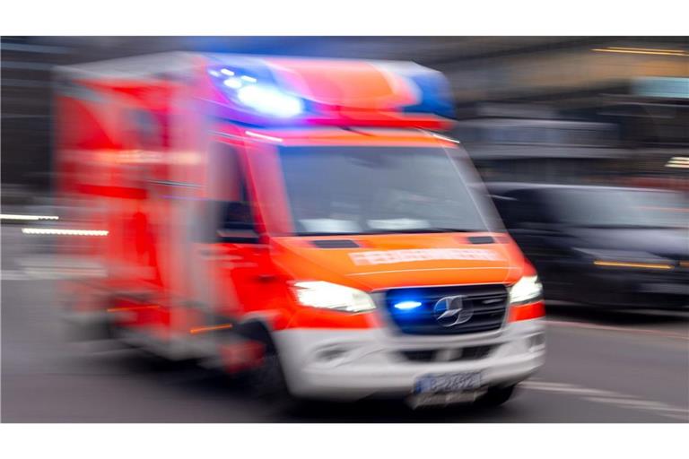 Nach Polizeiangaben kam ein Auto wegen Aquaplanings während eines Unwetters in den Gegenverkehr. (Symbolbild)