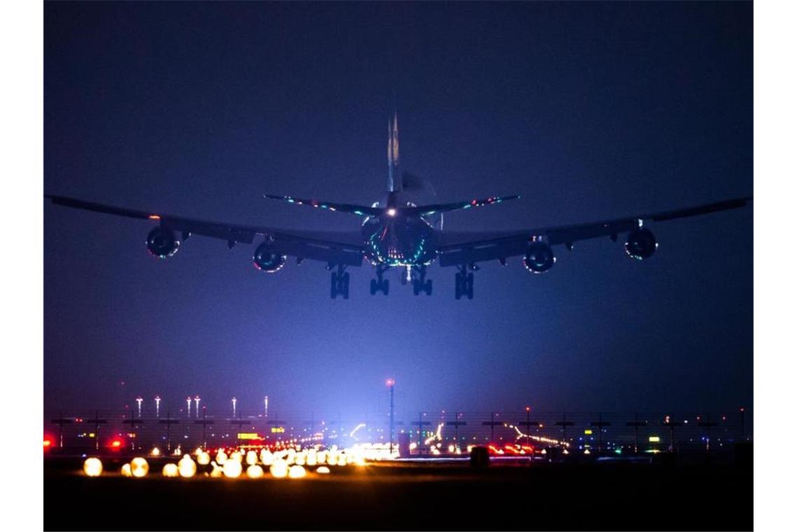 Nach Polizeiangaben traf die mutmaßliche IS-Unterstützerin mit ihren vier Kindern an Bord einer Turkish-Airlines-Maschine am Frankfurter Flughafen ein. Foto: Silas Stein/dpa