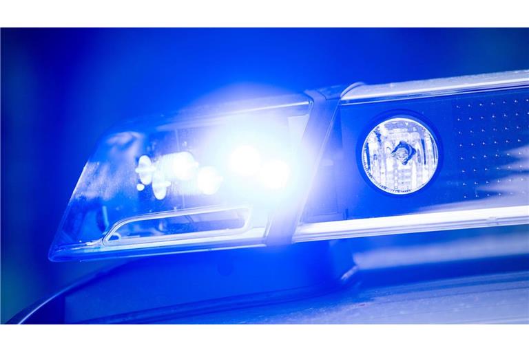 Nach Polizeiangaben war ein 65-Jähriger eingeschlafen und rammte daraufhin einen Motorradfahrer (Archivbild).