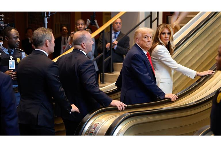 Nach Problemen auf der Rolltreppe und dem Teleprompter spricht Trump von Sabotage und fordert Verhaftung der Verantwortlichen.