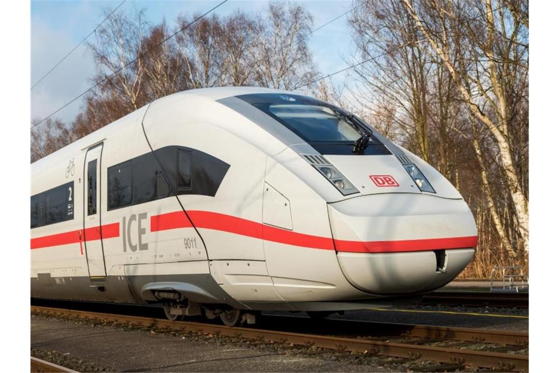 Nach Produktionsmängeln beim neuen ICE 4 nimmt die Deutsche Bahn nun wieder die Züge der Hersteller Siemens und Bombardier ab. Foto: Daniel Bockwoldt