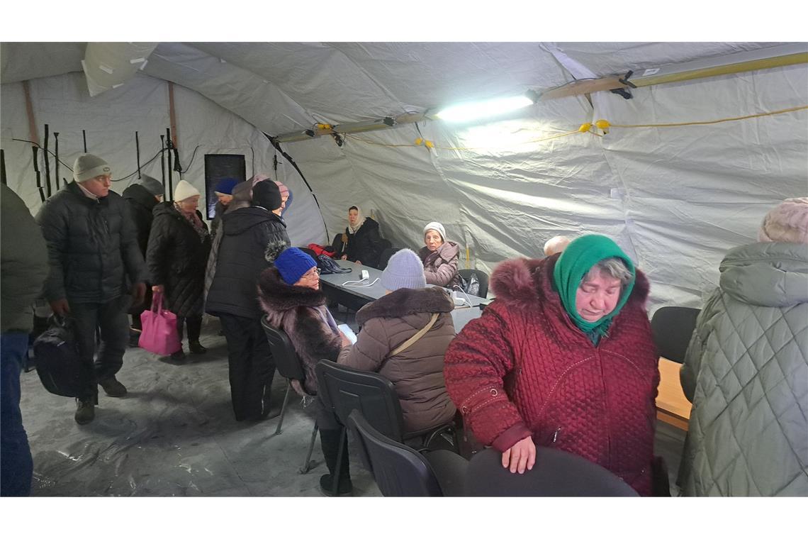 Nach russischen Raketenangriffen sind Heizkraftwerke ausgefallen - Aufwärmzelte sind für viele Menschen in der Ukraine eine Hilfe. (Archivbild)