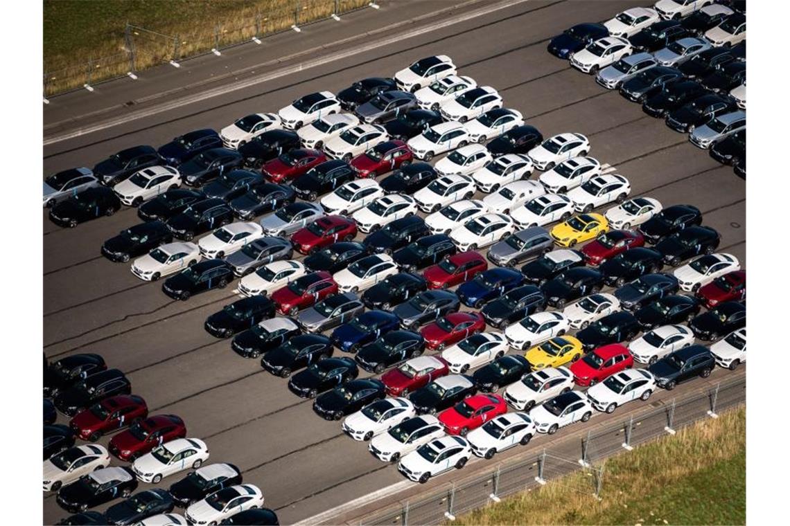 Nach Schätzung von Automobilverbänden werden die Hersteller im laufenden Jahr rund 2,9 Millionen Neuwagen auf dem deutschen Markt absetzen. Foto: Mohssen Assanimoghaddam/dpa/Archiv
