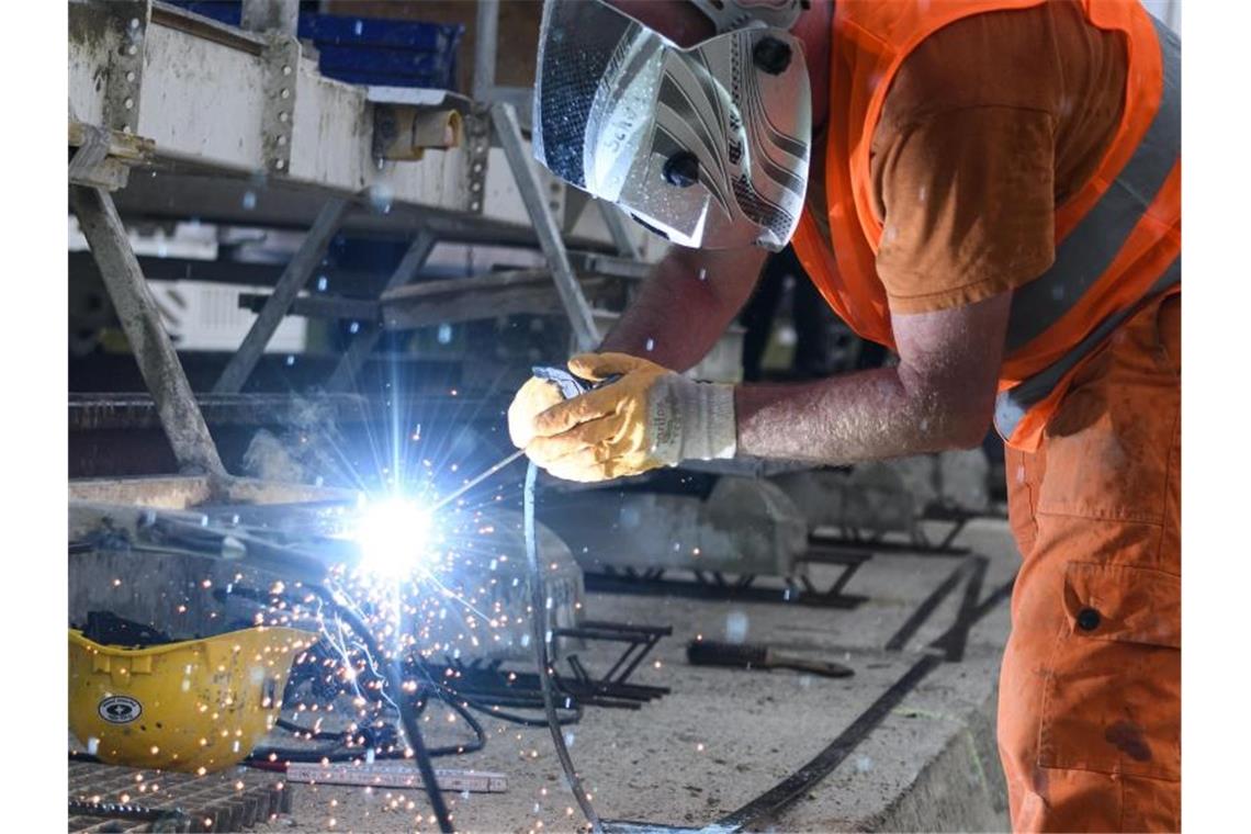 IAB: 2,5 Millionen Kurzarbeiter, drei Millionen Arbeitslose Nach Schätzungen der IAB-Ökonomen bricht die deutsche Wirtschaft wegen der Corona-Krise massiv ein. Foto: Edith Geuppert/dpa