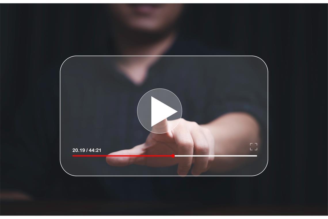 Promis werden Opfer perfider KI-Strategie Nach Schätzungen kann ein YouTube-Video 1 bis 2 Euro pro 1.000 Klicks einbringen.