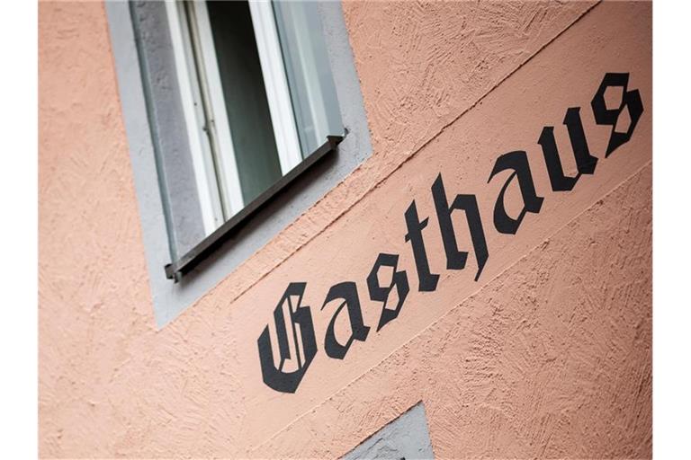 Nach scharfer Kritik der Bierbranche bekommen nun auch Brauereigasthöfe Coronahilfen. Foto: Sebastian Gollnow/dpa/Archivbild