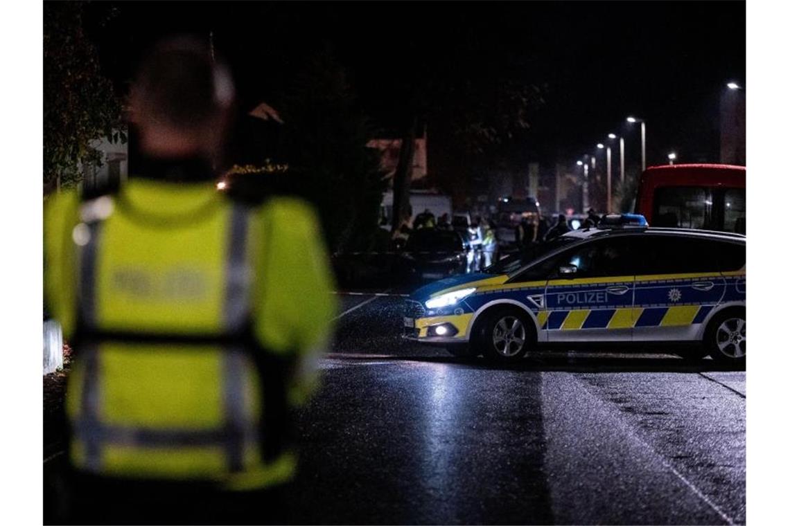 44-Jähriger stirbt nach Schusswechsel mit SEK Nach Schüssen in Meckenheim sichern Polizisten den Tatort ab. Foto: Fabian Strauch/dpa